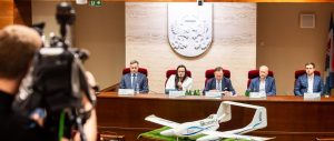 Na zdjęciu minister Małgorzata Jarosińska-Jedynak wraz z innymi uczestnikami konferencji