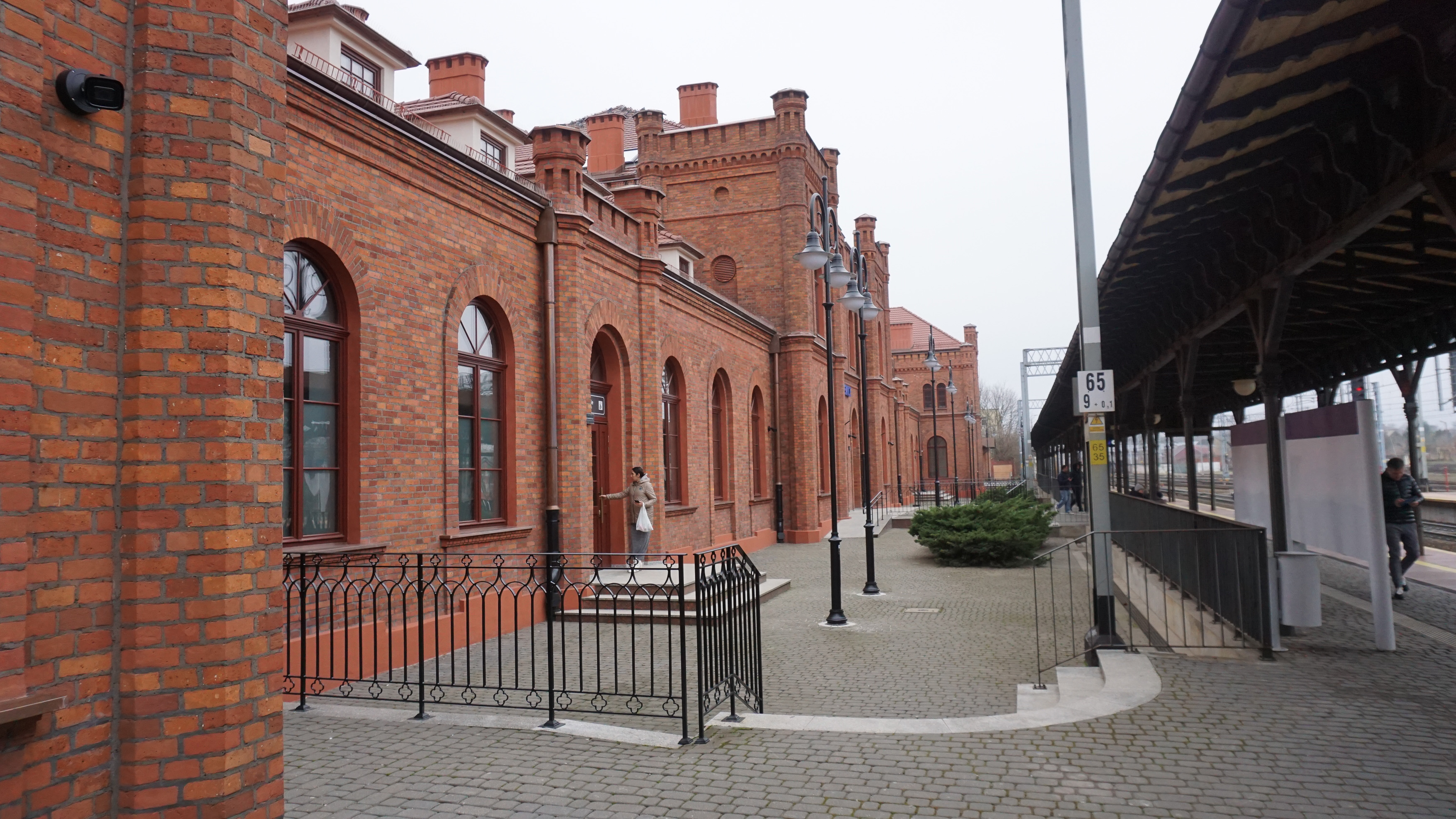 Zdjęcie dworca w Skierniewicach.