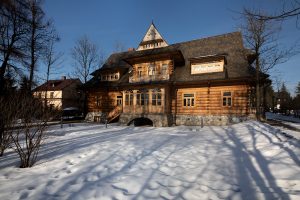 Zdjęcie przedstawia chatę górską w stylu Zakopiańskim
