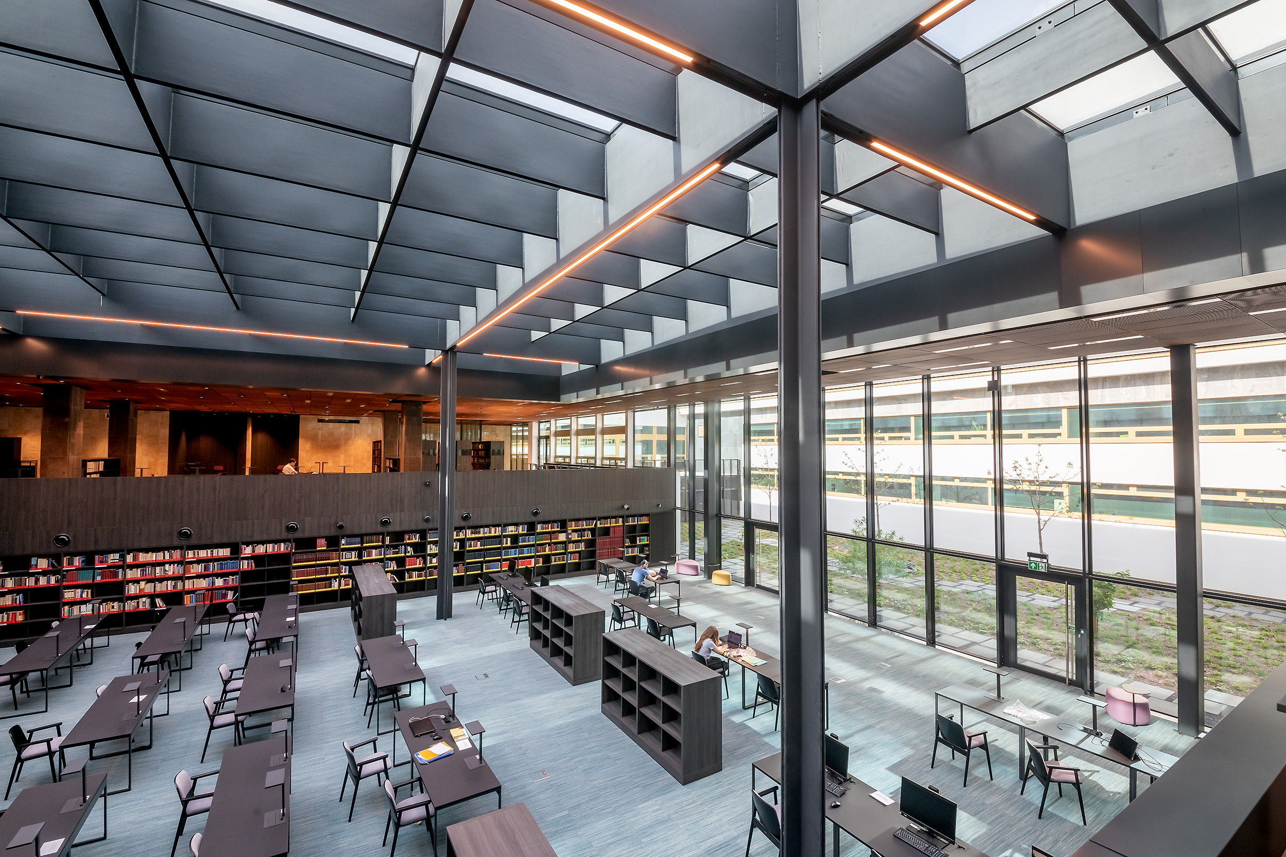 Zdjęcie przedstawia czytelnię Biblioteki NArodowej