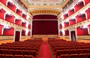 Zdjęcie przedstawia teatr