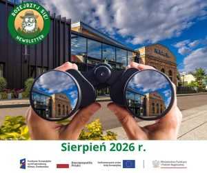 Zdjęcie poglądowe do publikacji newslettera. Na zdjęciu lornetka skierowana na budynek Park Kultury Młyn. W szkłach lornetki zbliżenie budynku. Na dole napis Sierpień 2026 i ciągi znaków FE.